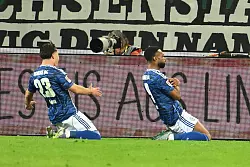 Jubelt nach seinem zweiten Streich: Moussa Sylla (r) von Schalke 04. - &copy; Swen Pf&ouml;rtner/dpa