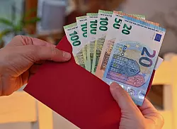 Es muss nicht immer Geld sein: Als Weihnachtsgeschenk kann auch gemeinsame Zeit verschenkt werden. - © Patrick Pleul/dpa/dpa-tmn