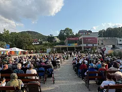 Die Menschen sind zum Jahrestag der Flutkatastrophe im Ahrtal im Kurpark zum Gedenken zusammengekommen. - © Mona Wenisch/dpa