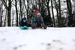 Kinder beim Schlittenfahren im Schlosspark Benrath - am Sonntag d&uuml;rften sich in ganz NRW wieder viele Schlittenfahrer an H&auml;ngen tummeln. - &copy; Wolf von Dewitz/dpa