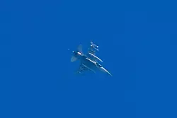 Die israelische Luftwaffe hat trotz der Waffenruhe mit der Hisbollah wieder Ziele im Libanon angegriffen. Damit sei auf Verletzungen der Waffenruhe durch Terroristen reagiert worden, teilte die israelische Armee mit. (Archivbild) - &copy; Baz Ratner/AP/dpa