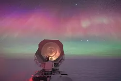Das Bild von Aman Chokshi zeigt das riesige Teleskop an der Amundsen-Scott-Südpolstation umgeben von spektakulären Polarlichtern. - © Aman Chokshi/Nature/dpa
