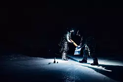 Ebenfalls frieren mussten die Biologen James Bradley und Catherine Larose, die bei Eisbohrungen im norwegischen Archipel Spitzbergen fotografiert wurden. - © Dagmara Wojtanowicz/Nature/dpa
