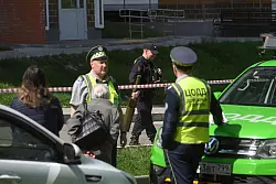 Polizisten bewachen einen Bereich, in dem Berichten zufolge eine ukrainische Drohne ein Wohnhaus besch&auml;digt haben soll. - &copy; Uncredited/AP