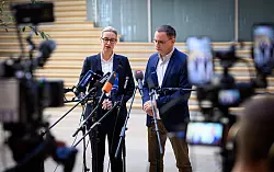 Die AfD wird vorerst vom Bundesamt für Verfassungsschutz weiter als rechtsextremistischer Verdachtsfall eingestuft. (Archivbild) - © Bernd von Jutrczenka/dpa