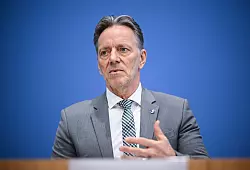 Der Präsident des Bundeskriminalamts, Holger Münch, appelliert an die Innenministerkonferenz, sich mit Blick auf die Landtagswahlen im kommenden Jahr mit der Frage zu beschäftigen, wer Zugang zu welchen Daten der Sicherheitsbehörden hat. (Archivbild) - © Britta Pedersen/dpa
