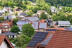 Solaranlagen auf Dächern, Gebäuden und an Fassaden machen den Großteil der installierten Leistung aus. (Archivbild) - © David Inderlied/dpa