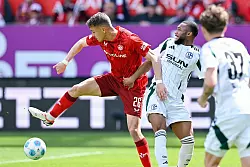 Schalkes Moussa Sylla (r) gelang gegen den 1. FC Kaiserslautern der zwischenzeitliche Ausgleich. - © Uwe Anspach/dpa