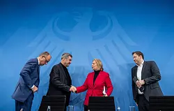 Nach nächtlichen Beratungen stellen die Koalitionsspitzen die Resultate vor. - © Michael Kappeler/dpa