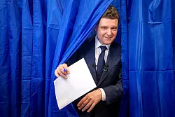 Präsidentenkandidat Nicusor Dan, parteiloser Bürgermeister von Bukarest, hat es wahrscheinlich in die Stichwahl geschafft. - © Andreea Alexandru/AP/dpa