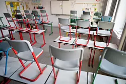 Klassenzimmer blieben wochenlang leer. (Archivbild) - © Kay Nietfeld/dpa