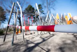 Auch Spielplätze wurden abgesperrt. (Archivbild) - © Bernd von Jutrczenka/dpa