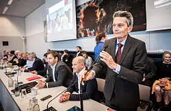 Will mehr Sicherheit: SPD-Fraktion mit ihrem Chef Rolf M&uuml;tzenich (r), daneben Kanzler Olaf Scholz. (Archivbild) - &copy; Michael Kappeler/dpa