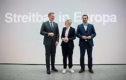 &laquo;Streitbar in Europa&raquo;: Der Parteitag der FDP um Lindner (l-r), Strack-Zimmermann und Djir-Sarai k&ouml;nnte f&uuml;r Zoff in der Ampel-Koalition sorgen. - &copy; Bernd von Jutrczenka/dpa