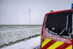 Die Feuerwehr wartet darauf, dass der abgeknickte Windrad-Fl&uuml;gel von selbst abf&auml;llt. - &copy; Thomas Banneyer/dpa