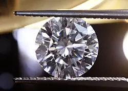 Geschliffen funkeln Diamanten. (Archivbild) - © Uli Deck/dpa