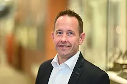 Die Schmuck-Geschäfte in der oberen Preislage laufen laut BVSU-Hauptgeschäftsführer Guido Grohmann sehr gut. (Archivbild) - © Uli Deck/dpa