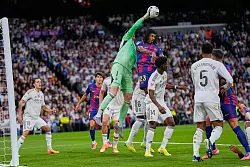 Die Erzrivalen lieferten sich im Bernabéu-Stadion ein sehenswertes Duell. - © Manu Fernandez/AP/dpa
