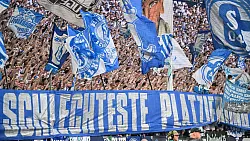 Schalkes Fans machten ihrem Unmut am Sonntag Mut. - © Bernd Thissen/dpa