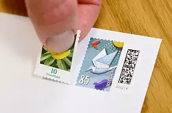 Das Porto eines Standardbriefs steigt zum Jahreswechsel von 85 auf 95 Cent. (Symbolbild) - © Julian Stratenschulte/dpa