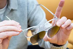 Erleben 2026 ein Comeback: Sonnenclips, die sich auf den Brillenrahmen setzen lassen. - &copy; Franziska Gabbert/dpa-tmn