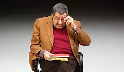 Literaturnobelpreisträger in Cordhose: Der Schriftsteller Günter Grass (1927-2015) liest aus seinen Gedichten vor. (Archivbild von 2013) - © picture alliance / dpa