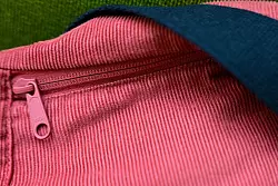 Ripp-Chic: Eine Tasche aus Cord liegt auf einem Sessel. - © Sebastian Gollnow/dpa