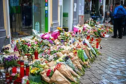 Die Trauer um den getöteten Lorenz ist groß. Bei ihren Ermittlungen ist die Staatsanwaltschaft nun einen großen Schritt weiter. (Archivbild) - © Sina Schuldt/dpa