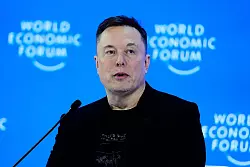 Bis Ende kommenden Jahres k&ouml;nnte Tesla Optimus-Roboter &laquo;an die &Ouml;ffentlichkeit&raquo; verkaufen, prognostizierte Elon Musk in Davos. - &copy; Markus Schreiber/AP/dpa