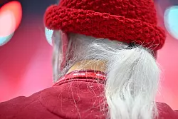 Mehr als 450 Delegierte kamen zum Linken-Parteitag nach Berlin. - © Sebastian Christoph Gollnow/dpa