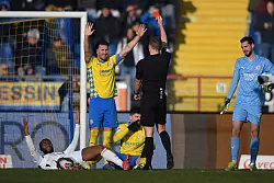 Jannis Nikolaou sah nach einer Notbremse die Rote Karte. - © Swen Pförtner/dpa