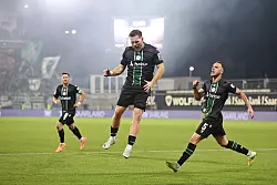 Hannover 96 jubelt über den Ausgleich in Elversberg. - © Fabian Kleer/Fußball-News Saarland/dpa