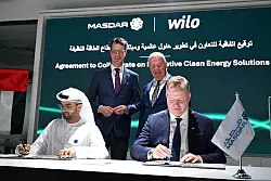 Der Masdar-Manager Husain Al Meer (links) und Wilo-Chef Oliver Hermes (rechts) unterzeichnen ein Kooperationsabkommen zwischen ihren Firmen, dahinter stehen NRW-Ministerpräsident Hendrik Wüst und der für den arabischen Raum zuständige Wilo-Manager Jens Dallendörfer. - © Wolf von Dewitz/dpa-Zentralbild/dpa