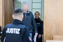 In einer Erklärung spricht der Angeklagte im Fall der mutmaßlichen Vergiftung zweier Kollegen von einem fatalen Fehler und einem folgenschweren Missgeschick. - © Moritz Frankenberg/dpa