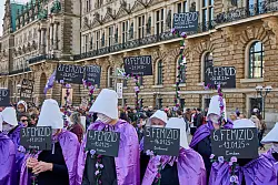 Tödliche Gewalt gegen Frauen durch Partner und Ex-Partner sollte nach Auffassung von Feministinnen nicht als «Beziehungstag» bezeichnet werden, sondern als Femizid. Sie argumentieren, schließlich gehe es um Taten, die Ausdruck patriarchaler Gesellschaftsstrukturen seien. (Archivfoto) - © Georg Wendt/dpa