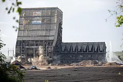 Das ehemalige Kraftwerk wird seit Anfang 2023 r&uuml;ckgebaut. Es war Ende 2017 endg&uuml;ltig stillgelegt worden. - &copy; Laszlo Pinter/dpa