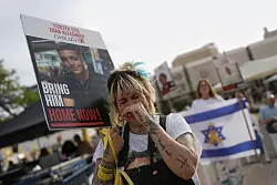 In Tel Aviv versammelten sich Menschen, um die Szenen von der Freilassung gemeinsam zu verfolgen. - © Oded Balilty/AP/dpa