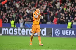 Leverkusens Torwart Mark Flekken ärgert sich über den verursachten Elfmeter gegen Nick Woltemade. - © Rolf Vennenbernd/dpa