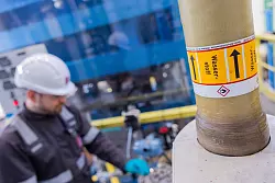 Ein Mitarbeiter von Thyssenkrupp Nucera arbeitet an einem Elektrolyseur. - © Rolf Vennenbernd/dpa