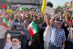 Staatlich organisiert protestieren Menschen in Teheran gegen die US-Angriffe. - © Vahid Salemi/AP/dpa