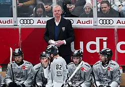 Ernüchterung an der Kölner Bande um Trainer Kari Jalonen. - © Sven Hoppe/dpa