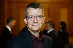 Der Referent der Verbraucherzentrale, Henning Fischer, spricht anlässlich der Klage von juristischem Neuland. - © Georg Wendt/dpa