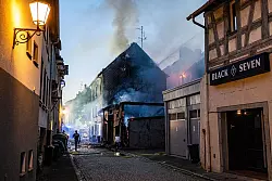 Der Schaden dürfte nach ersten Einschätzungen der Feuerwehr in die Millionen gehen. - © Joshua Rzepka/onw-images/dpa