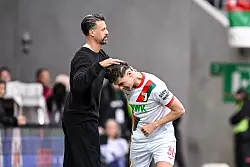 Sandro Wagner tätschelt Mert Kömür, den besten Augsburger, nach dessen 2:0. - © Harry Langer/dpa