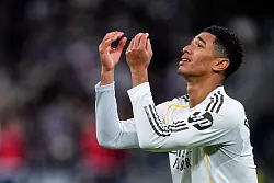 Jude Bellingham versteht die Welt nicht mehr. - © Manu Fernandez/AP/dpa