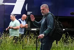 Vermutlich kann nur ein Finalerfolg den Job von Tottenham-Coach Ange Postecoglou retten. - © Andrew Milligan/PA Wire/dpa