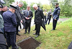 Ein Abwasserschacht soll &uuml;bergelaufen sein. - &copy; Bernd Wei&szlig;brod/dpa
