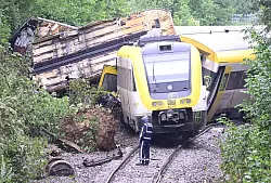 Der entgleiste Zug ist noch an der Unfallstelle. - &copy; Bernd Wei&szlig;brod/dpa