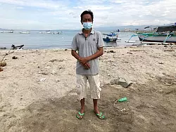 Der Fischer Jamal hat vor vier Jahren einen Krokodilangriff nur knapp überlebt. - © Muhammad Taufan/dpa