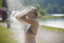 Am Sonntag wird der Höhepunkt einer kurzen Hitzewelle erreicht. (Symbolbild) - © Thomas Warnack/dpa
